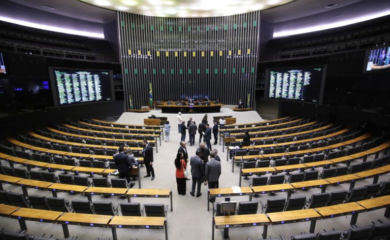 Plenário da Câmara aprovou a urgência do projeto que cria o Imposto de Renda Mínimo e a taxação de contribuintes de alta renda.